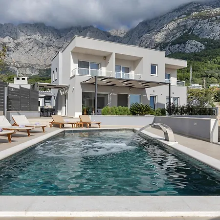 Minkini Makarska